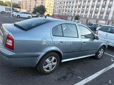 Usado Skoda Octavia Ambiente 102 CV (75 kW) 2003 Gris / plata Berlina