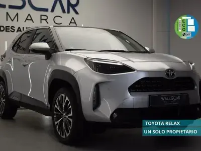 Usado Toyota Yaris Hybrid Plus 115 CV (84 kW) 2022 Gris