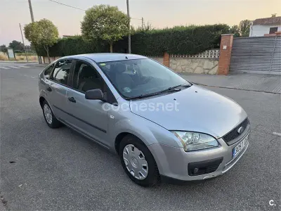 Usado Ford Focus Trend 100 CV (73 kW) 2005 Gris / plata Berlina