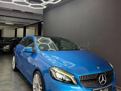 Usado Mercedes A180 109 CV (80 kW) 2017 Azul Berlina