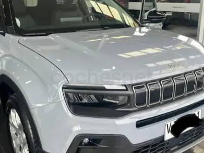 Usado Jeep Avenger Altitude 100 CV (73 kW) 2025 Gris / plata SUV