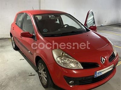 Rojo Usado 2006 Renault Clio II Dynamique Berlina | 4000 € (Precio justo)