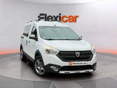Usado Dacia Dokker Essentiel 131 CV (96 kW) 2020 Blanco Monovolumen