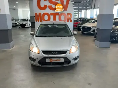 Usado Ford Focus Ghia 109 CV (80 kW) 2011 Gris Utilitario