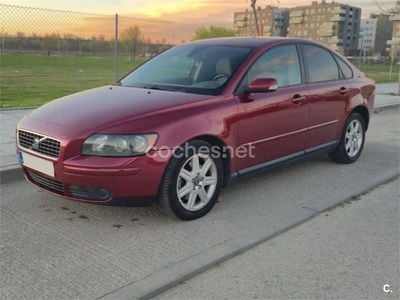 Usado Volvo S40 Momentum 136 CV (100 kW) 2005 Granate Berlina