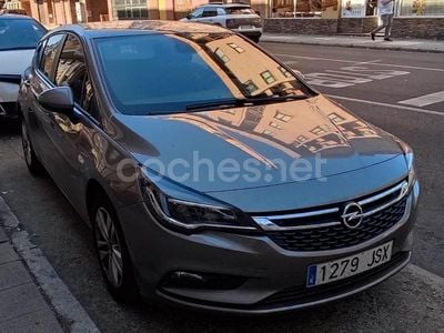 Usado Opel Astra Selective 105 CV (77 kW) 2016 Gris / plata Berlina