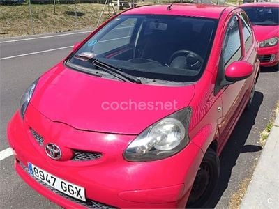 Usado Toyota Aygo Live 68 CV (50 kW) 2008 Rojo Utilitario