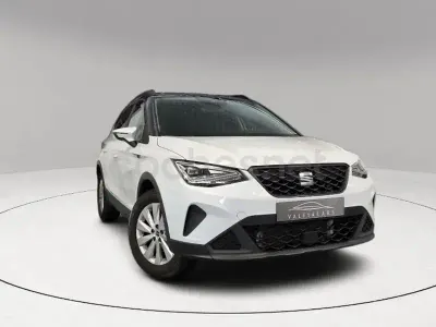 Usado Seat Arona Style 110 CV (80 kW) 2023 Blanco SUV