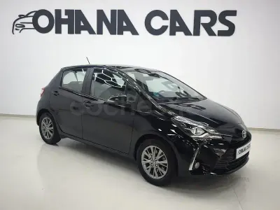 Usado Toyota Yaris Hybrid Active 100 CV (73 kW) 2018 Negro Berlina