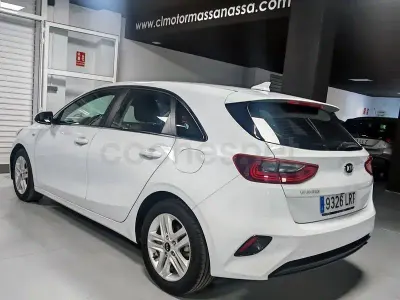 Usado Kia Ceed 100 HP (73 kW) 2021 Branco Citadino