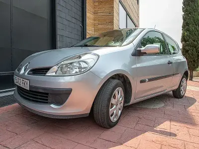 Usado Renault Clio II 75 CV (55 kW) 2007 Gris / plata Berlina