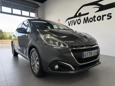 Usado Peugeot 208 Active 82 CV (60 kW) 2015 Beige Utilitario