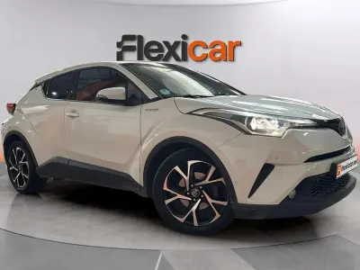 Begagnad Toyota C-HR Active 122 HK (89 kW) 2019 Vit SUV