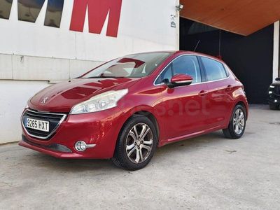 Usado Peugeot 208 Allure 82 CV (60 kW) 2014 Rojo Utilitario