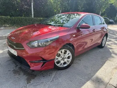 Usado Kia Ceed 136 CV (100 kW) 2022 Granate Utilitario