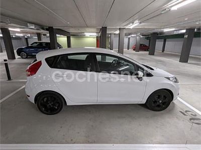 Usado Ford Fiesta Trend 82 CV (60 kW) 2010 Blanco Utilitario