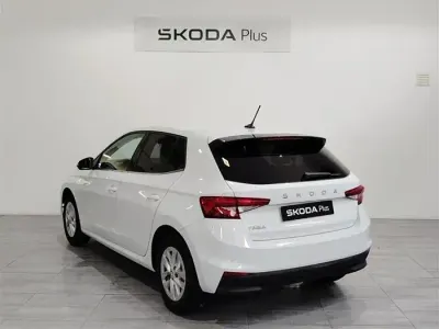 Usado Skoda Fabia Selection 95 CV (69 kW) 2024 Blanco Utilitario