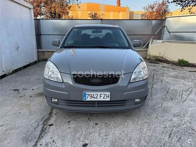 Usado Kia Rio 110 CV (80 kW) 2008 Gris / plata Berlina