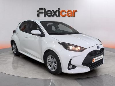 Usado Toyota Yaris Hybrid Active 116 CV (85 kW) 2022 Blanco Berlina