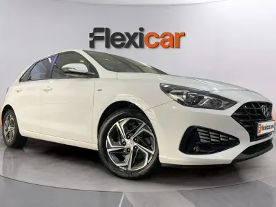 Usado Hyundai i30 120 CV (88 kW) 2021 Blanco Berlina
