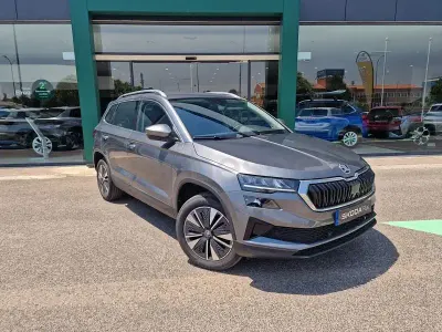 Usado Skoda Karoq Selection 150 CV (110 kW) 2025 Gris / plata SUV