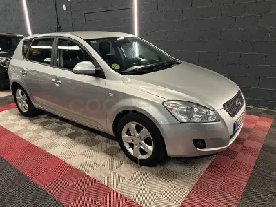 Usado Kia Ceed 115 CV (84 kW) 2009 Gris / plata Utilitario