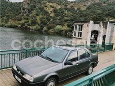 Usado Renault R9 80 CV (58 kW) 1995 Gris / plata Berlina