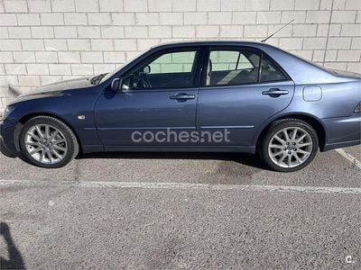 Azul Usado 2004 Lexus IS200 Luxury Line Berlina | 6500 €