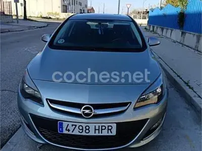 Usado Opel Astra Selective 110 CV (80 kW) 2013 Gris / plata Berlina