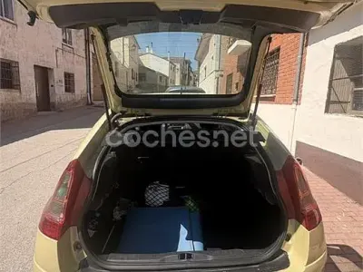 Usado Citroën C4 110 CV (80 kW) 2006 Amarillo Berlina