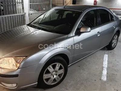 Usado Ford Mondeo Trend 130 CV (95 kW) 2005 Gris / plata Berlina
