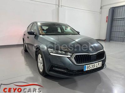 Gris / plata Usado 2021 Skoda Octavia Ambition Berlina | 16.000 € (Precio justo)