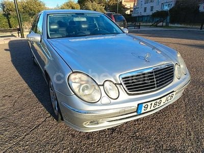 Usado Mercedes E270 Avantgarde 177 CV (130 kW) 2005 Gris / plata Berlina