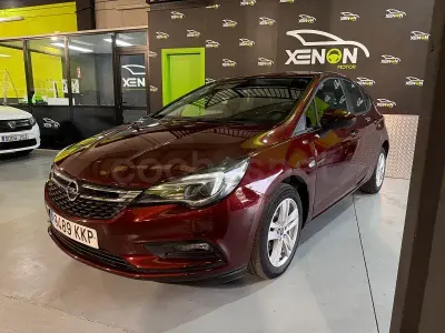 Usado Opel Astra Selective 110 CV (80 kW) 2018 Granate Berlina