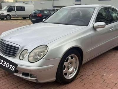 Usado Mercedes E200 122 CV (89 kW) 2005 Gris Berlina