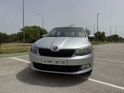 Usado Skoda Fabia Style 90 CV (66 kW) 2017 Plateado Familiar