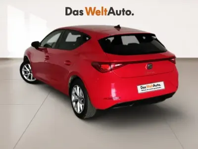 Usado Seat Leon Style 130 CV (95 kW) 2021 Rojo Berlina