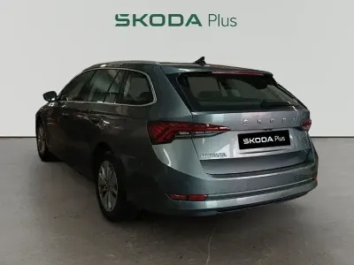 Usado Skoda Octavia Ambition 115 CV (84 kW) 2023 Gris/plata Familiar