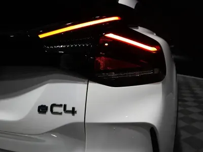 Begagnad Citroën e-C4 100 kW (136 HK) 2024 Vit