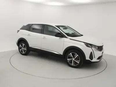 Usado Peugeot 3008 Allure 131 CV (96 kW) 2023 Plateado SUV