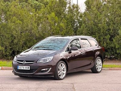 Usado Opel Astra Sportive 130 CV (95 kW) 2013 Negro Familiar