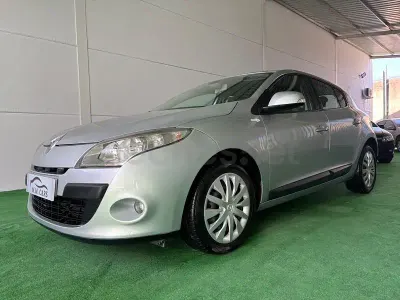 Usado Renault Mégane III 105 CV (77 kW) 2009 Gris / plata Berlina