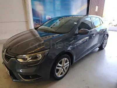 Usado Renault Mégane III Business 90 CV (66 kW) 2016 Gris / plata Berlina