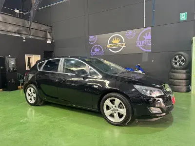 Usado Opel Astra Sport 160 CV (117 kW) 2010 Negro Berlina