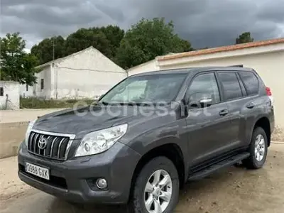 Używany Toyota Land Cruiser 173 KM (127 kW) 2010 Szary SUV