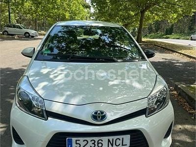 Blanco Usado 2013 Toyota Yaris Hybrid Active Berlina | 8500 € (Precio justo)