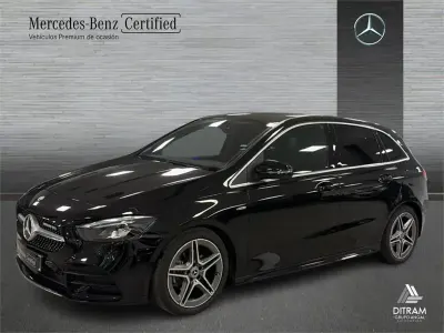 Usado Mercedes B180 116 CV (85 kW) 2022 Negro cosmos Utilitario