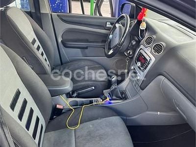 Usado Ford Focus Trend 100 CV (73 kW) 2009 Gris / plata Berlina