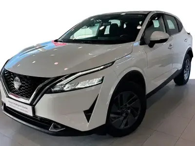 Usado Nissan Qashqai Acenta 158 CV (116 kW) 2023 Lunar white con techo midnight SUV