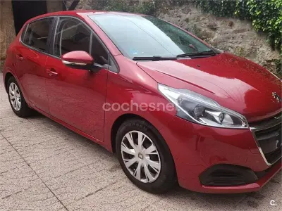 Usado Peugeot 208 Active 100 CV (73 kW) 2015 Granate Utilitario